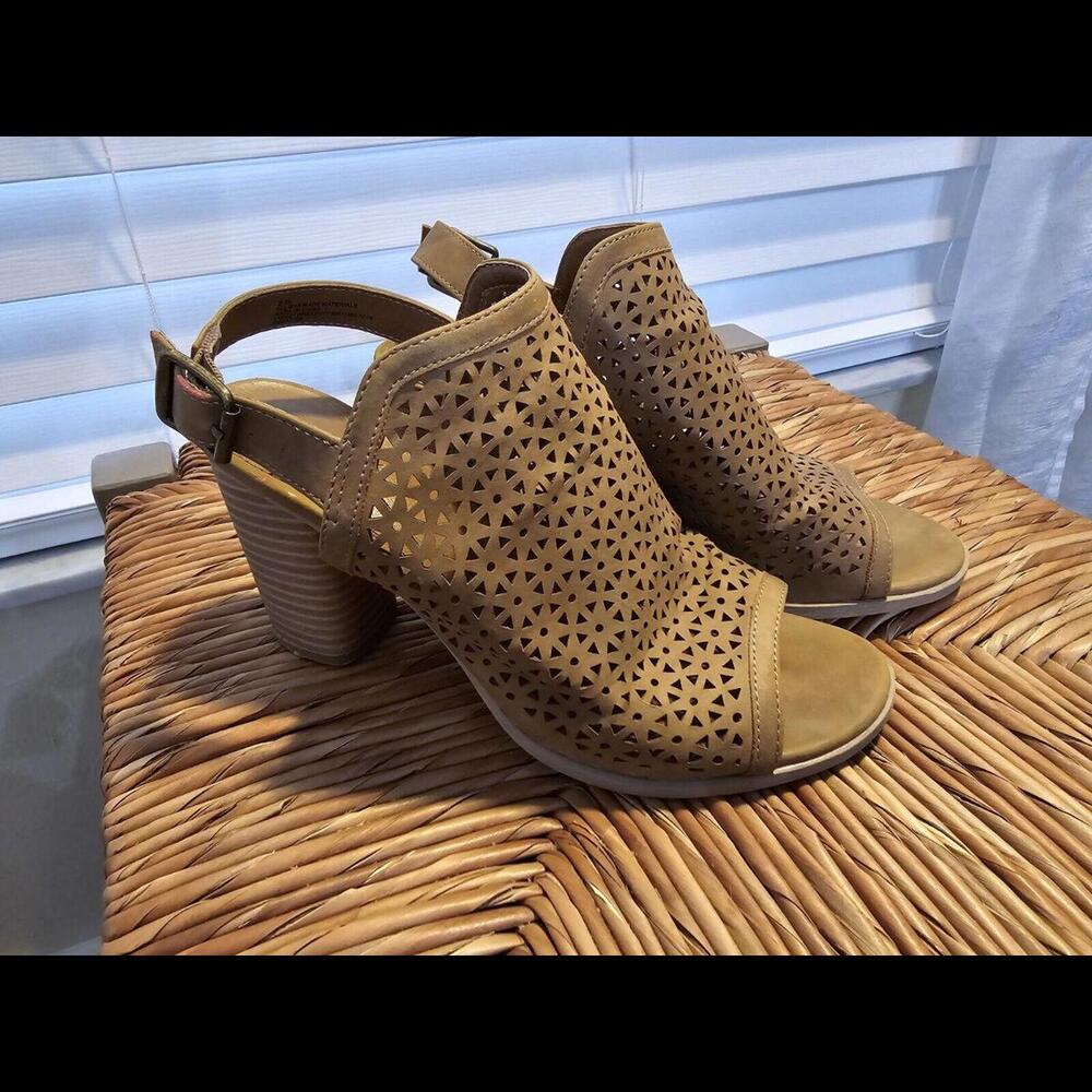 Universal Thread Sandals Women's Size 8.5 Tan 3.5 Inch Block Heel Slingback